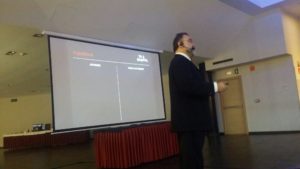 Fernando Gallardo dando una charla en Bilbao