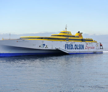 Uno de los barcos de Fred Olsen en Tenerife