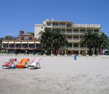 fachada del hotel voramar desde la playa