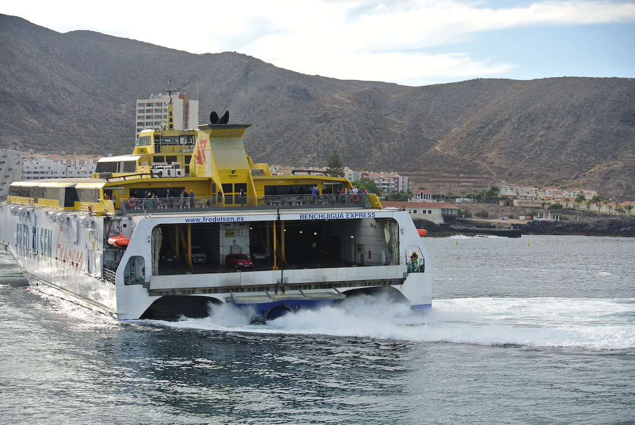 El ferry de Fred Olsen, saliendo del Puerto de Los Cristianos.
