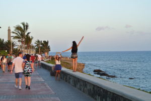 Jovencitas divirtiéndose cerca del Faro de Maspalomas, en Gran Canaria.