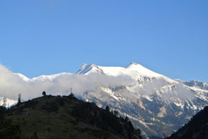 Los Pirineos nevados en Primavera.