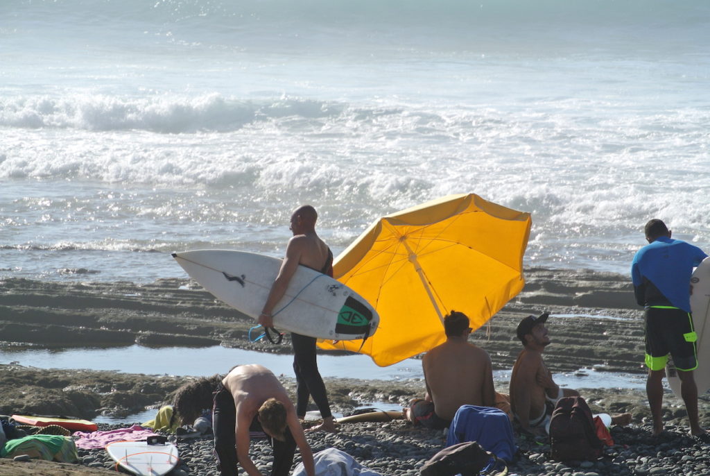 Surfistas en la Playa de Las Américas en Tenerife, buenas olas a principios de junio.