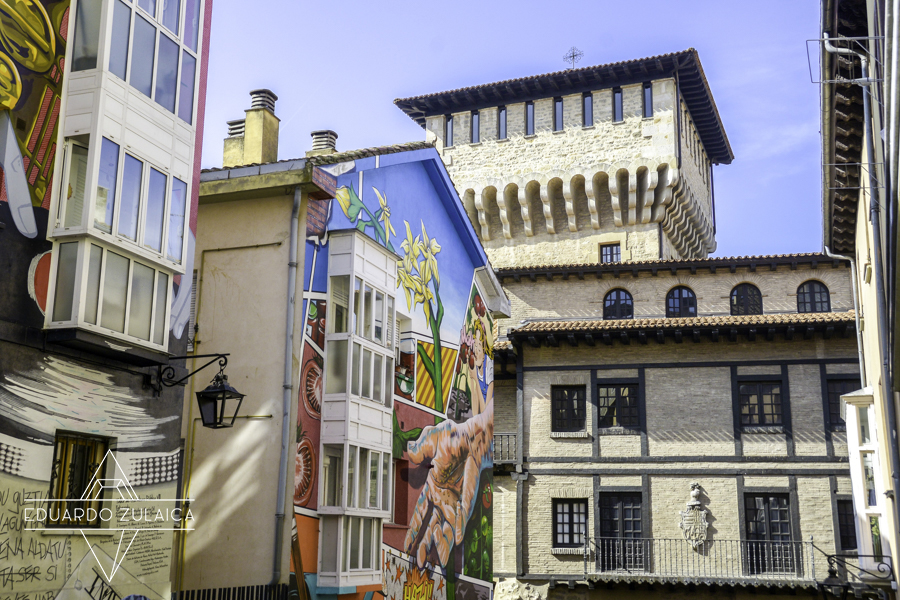 Casas pintadas, contrastando con construcciones tradicionales.