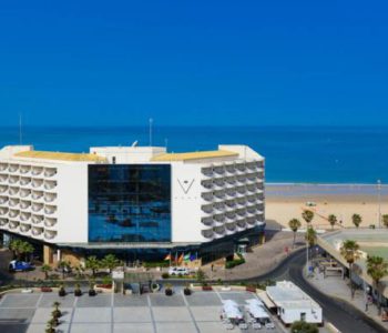 El Hotel Playa Victoria es un hotel urbano en la misma Playa de la Victoria de Cádiz capital, ofreciendo los mejores servicios tanto para tus viajes de turismo como de negocios.