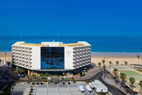 El Hotel Playa Victoria es un hotel urbano en la misma Playa de la Victoria de Cádiz capital, ofreciendo los mejores servicios tanto para tus viajes de turismo como de negocios.