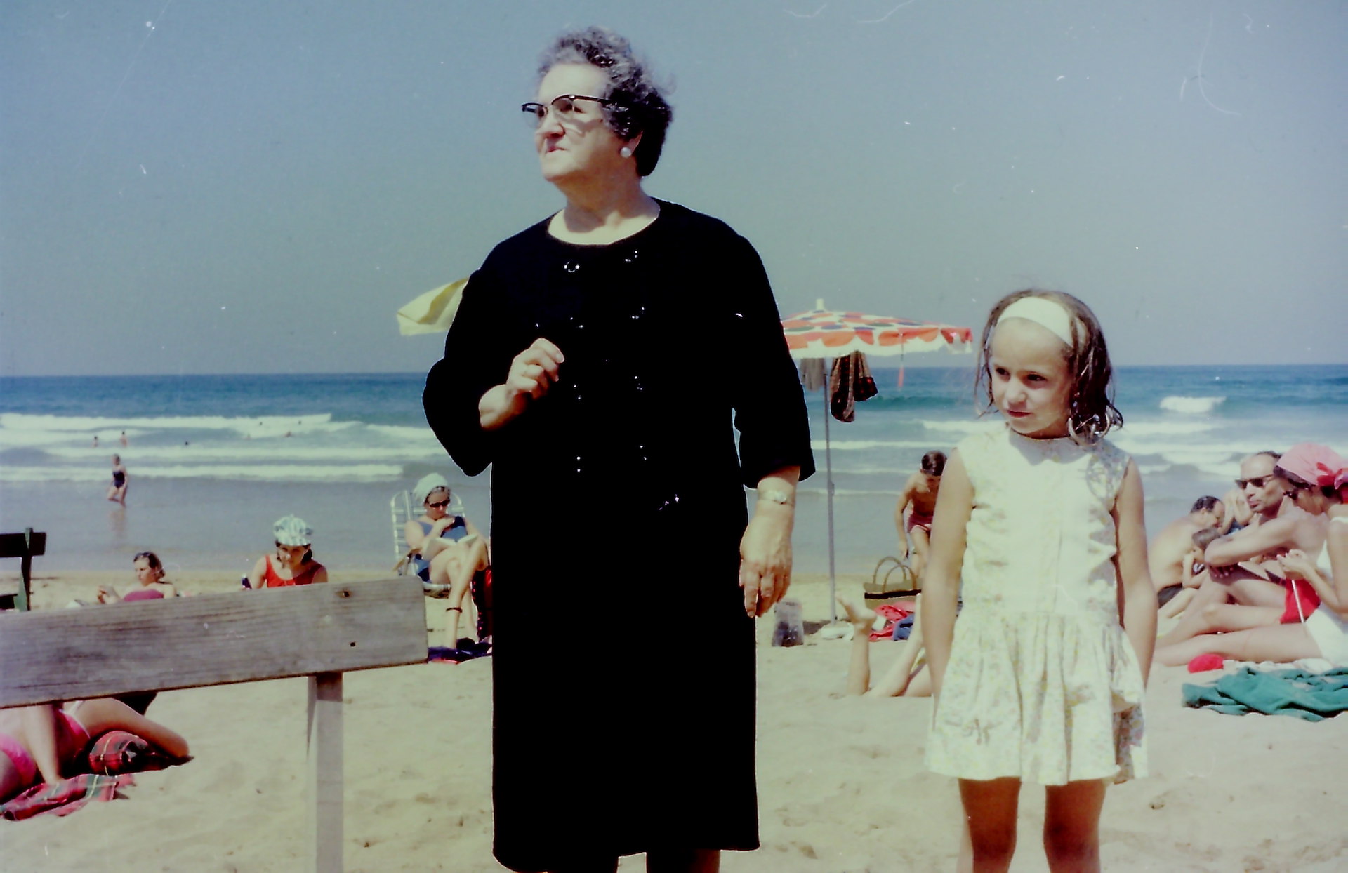 Abuela y nieta en la playa