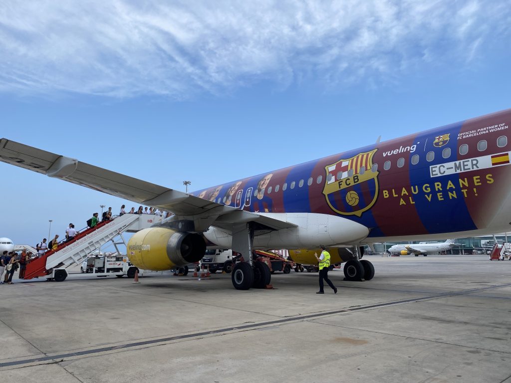 El Airbus A320 de Vueling viniladon escudo y jugadoras del Club de Futbol Barcelona