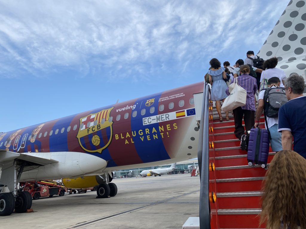 El Airbus A320 de Vueling viniladon escudo y jugadoras del Club de Futbol Barcelona